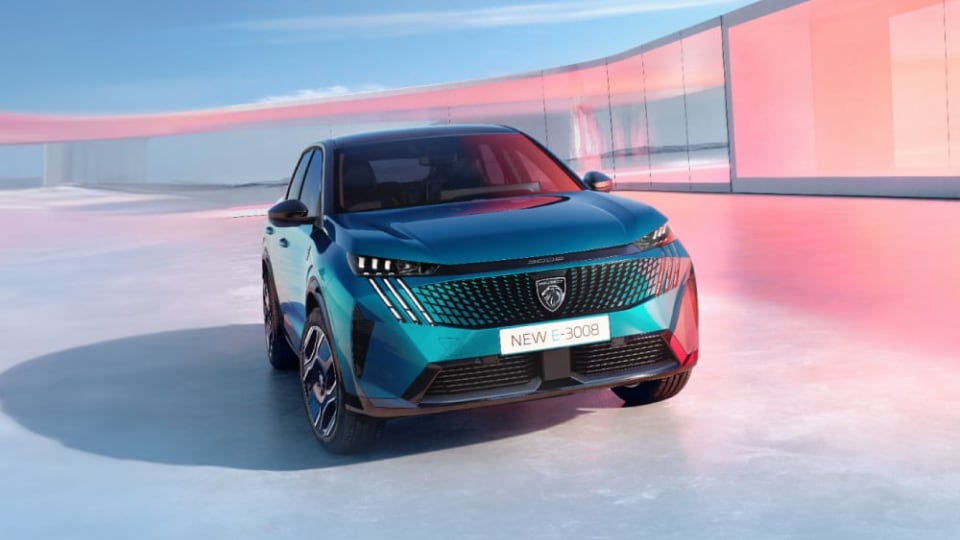 Front angled view of Peugeot 3008