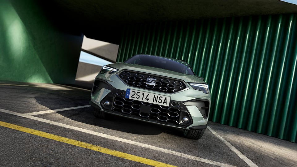 Front angled view of Seat Arona
